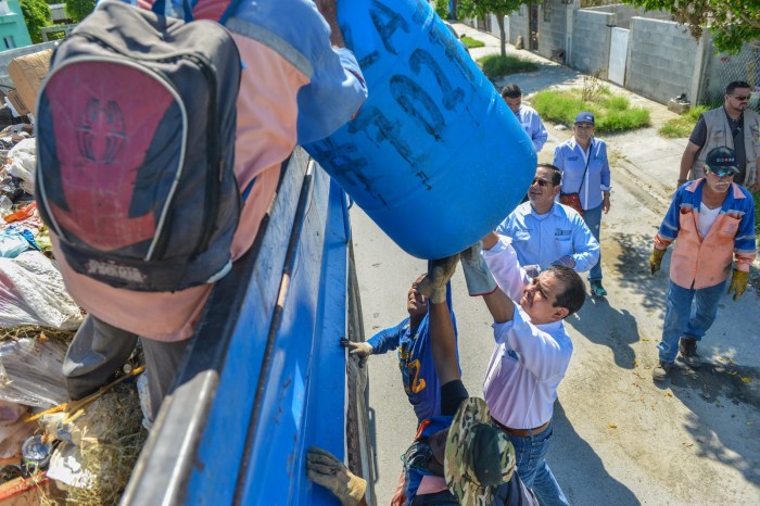 -ERC- POR SEGUNDO DÍA CONSECUTIVO, ALCALDE SALE A LA CALLE A RECOLECTAR BASURA (4).jpg